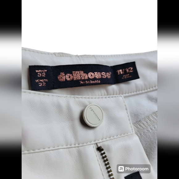 Dollhouse Juniors' Glossy High Rise Faux-Leather Flare Jeans - Picture 6 of 7